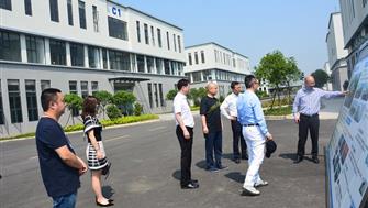 电子科大香港校友会会长朱键 携校友团企业家一行参观考察遂宁欧美产业园